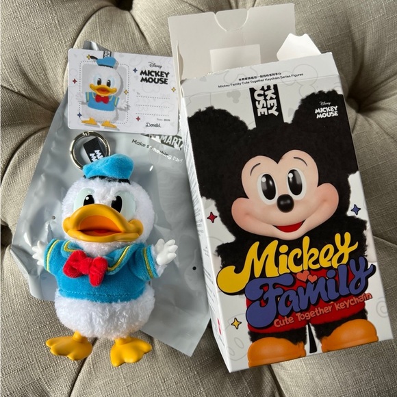 Mickey Family Cute Together keychain series- Donald - Picture 4 of 4